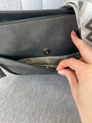 Dark grey purse, box shaped purse, cute everyday bag, everyday bag, bag with gold detailing, bag with zipper