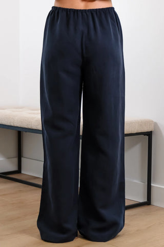  Navy linen pants, summer abroad outfit inspo, outfit inspo, navy pants, summery pants, spring pants, casual navy pants.