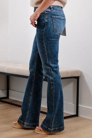 Wide leg jeans, boot cut jeans, Dark was jeans, Medium wash jeans, Mid rise jeans, Fall jeans, Daze Denim Jeans, Daze Denim dark wash, Daze Denim, Trending jeans, comfortable jeans