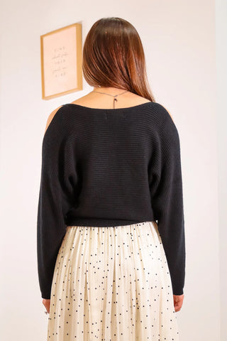 Cold shoulder sweater, black sweaters, black sweater inspo, black sweater open shoulder, Fall fit inspo, Black sweaters for fall