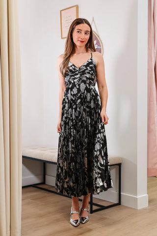 midi dress, black midi dress, silver midi dress, black and silver midi dress, holiday dresses, vacation dresses, holiday outfit, holiday outfit inspo, v neck dress, black v neck dress, silver v neck dress, black and silver v neck dress, v neck midi dress