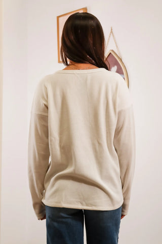 brown and white waffle knit sweaters, white sweater outfit inspo, basic white sweater, sweater fit inspo.