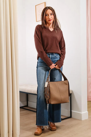 brown and white waffle knit sweaters, white sweater outfit inspo, basic white sweater, sweater fit inspo.