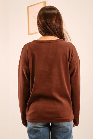 brown and white waffle knit sweaters, white sweater outfit inspo, basic white sweater, sweater fit inspo.