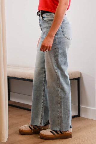 jean pants, jean pants, light wash jeans, summer pants, summer jeans. summer outfit inspo