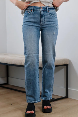 Summer jeans, comfortable jeans, medium wash jeans for summer, Summer outfit Inspo, Everyday Jeans, Form Fitting Jeans, Popular Jeans, Trending jeans