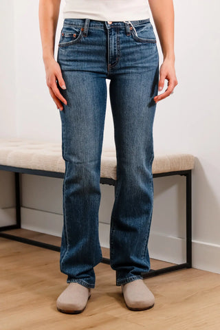 Fall Jeans, Medium Wash Jeans, Mid rise Jeans, Medium-dark wash jeans, Straight leg jeans.