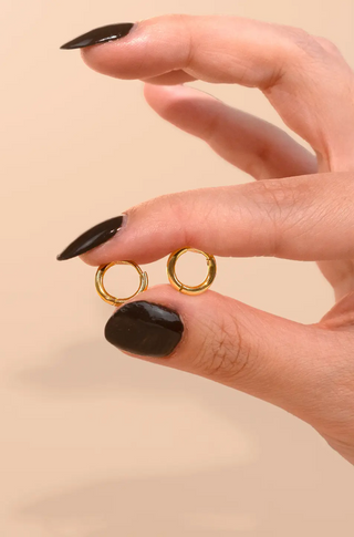 perfect everyday gold hoop earring, classic gold hoop earrings 