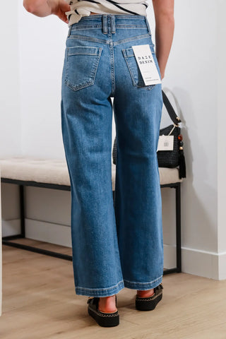 Perfect jeans, Jean outfit inspo, Comfortable jeans, Non basic jeans, Basic jeans, Light wash jeans, Summer jeans, Summer outfit inspo, must have items, trending jeans, trending clothing.