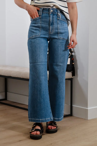 Perfect jeans, Jean outfit inspo, Comfortable jeans, Non basic jeans, Basic jeans, Light wash jeans, Summer jeans, Summer outfit inspo, must have items, trending jeans, trending clothing.