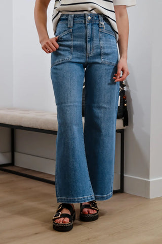 Perfect jeans, Jean outfit inspo, Comfortable jeans, Non basic jeans, Basic jeans, Light wash jeans, Summer jeans, Summer outfit inspo, must have items, trending jeans, trending clothing.