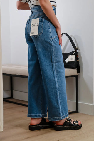 Perfect jeans, Jean outfit inspo, Comfortable jeans, Non basic jeans, Basic jeans, Light wash jeans, Summer jeans, Summer outfit inspo, must have items, trending jeans, trending clothing.