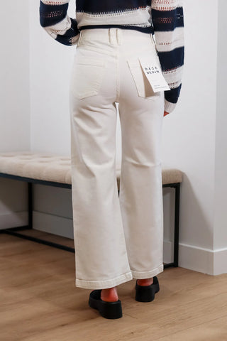 White summer jeans, White jeans, Aesthetic white jeans, summer jeans, jeans outfit inspo, off white jeans