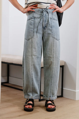 Perfect jeans, Jean outfit inspo, Comfortable jeans, Non basic jeans, Basic jeans, Light wash jeans, Summer jeans, Summer outfit inspo, must have items, trending jeans, trending clothing.