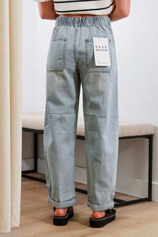 Perfect jeans, Jean outfit inspo, Comfortable jeans, Non basic jeans, Basic jeans, Light wash jeans, Summer jeans, Summer outfit inspo, must have items, trending jeans, trending clothing.