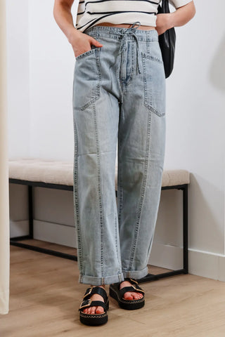 Perfect jeans, Jean outfit inspo, Comfortable jeans, Non basic jeans, Basic jeans, Light wash jeans, Summer jeans, Summer outfit inspo, must have items, trending jeans, trending clothing.