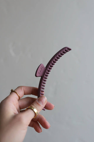 MATTE ORIGINAL HOLD EVERYTHING CLAW: PLUM